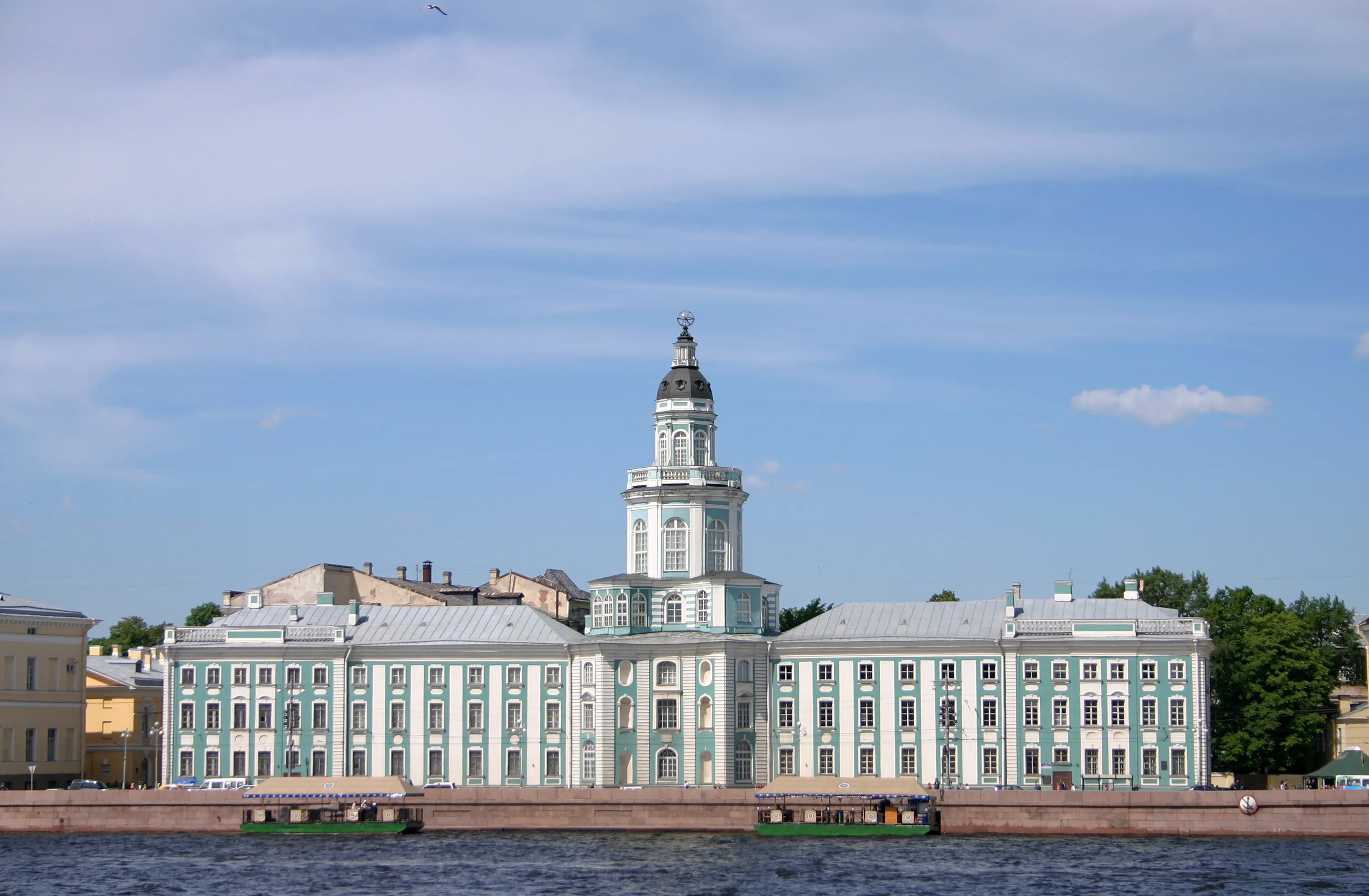 Главный фасад Кунсткамеры с башней, вид с Университетской набережной