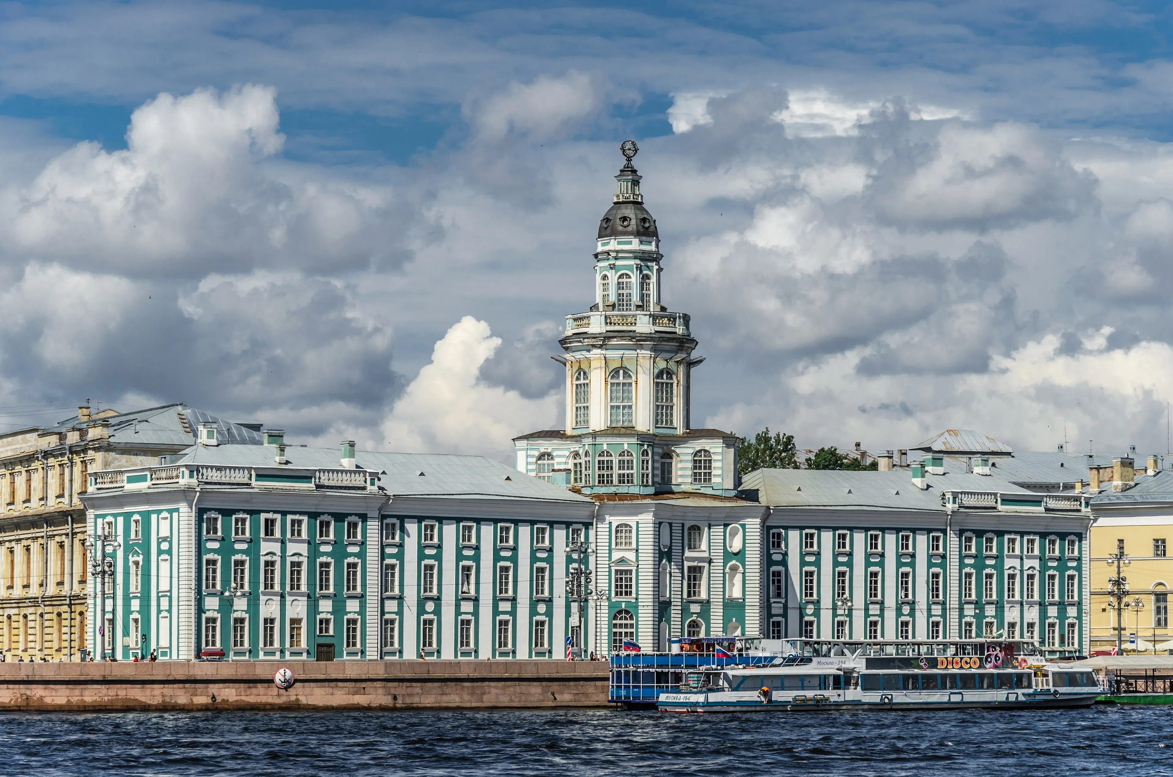 Здание Кунсткамеры с башней и армиллярной сферой на Университетской набережной, вид с Невы